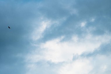 Mavi gökyüzü arka plan güzel bulutlar ile