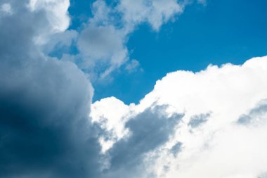 Mavi gökyüzü arka plan güzel bulutlar ile