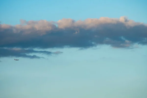 Mavi Gökyüzü Arka Plan Güzel Bulutlar Ile — Stok fotoğraf