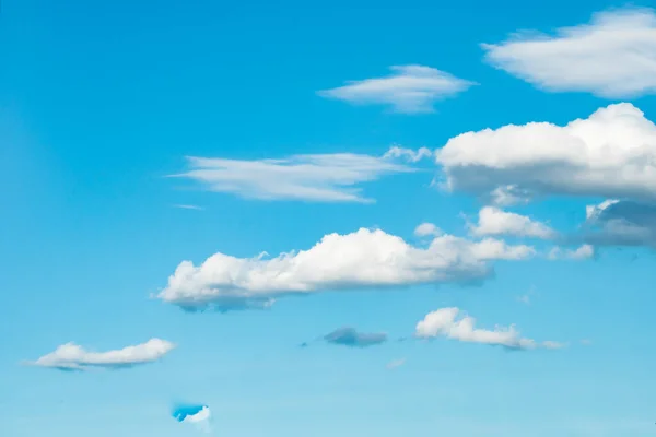 美しい雲と青い空を背景 — ストック写真