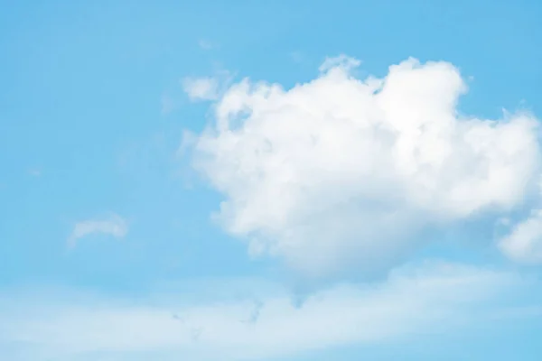 美しい雲と青い空を背景 — ストック写真