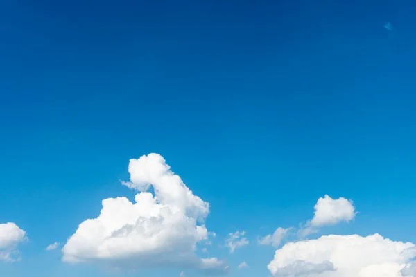 美しい雲と青い空を背景 — ストック写真