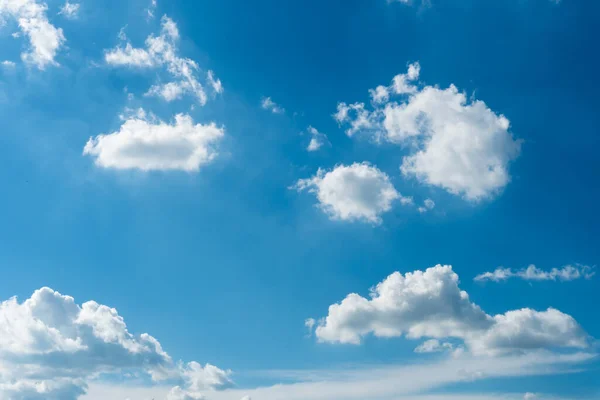 美しい雲と青い空を背景 — ストック写真