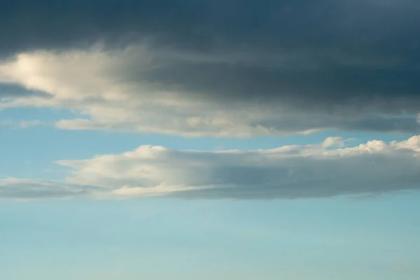 Blauwe Hemelachtergrond Met Prachtige Wolken Stockfoto