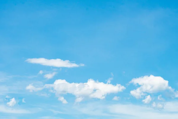 Blå Himmel Bakgrund Med Vackra Moln Stockbild