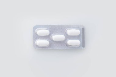 Beyaz arka planda bir sürü hap.