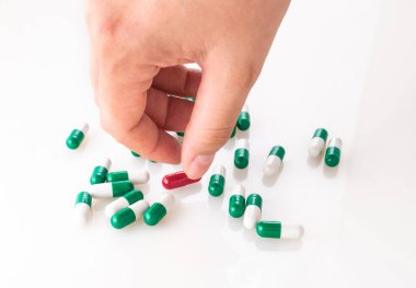 Beyaz arka planda bir sürü hap var..