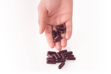 Beyaz arka planda bir sürü hap var..