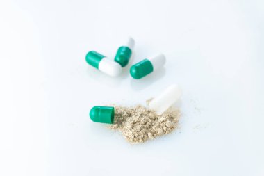 Beyaz arka planda bir sürü hap.