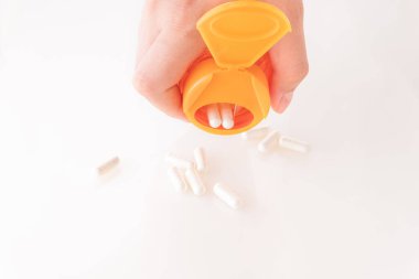 Beyaz arka planda bir sürü hap.