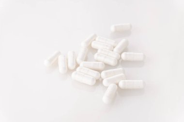 Beyaz arka planda bir sürü hap.