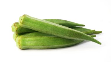 Beyaz arkaplanda izole edilmiş taze bamya