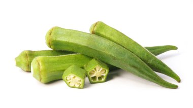 Beyaz arkaplanda izole edilmiş taze bamya