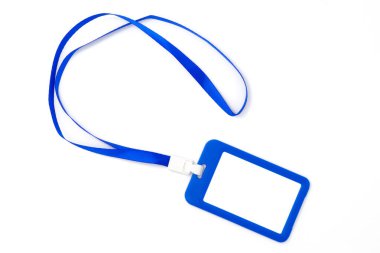 Mavi kurdeleli mavi plastik rozet. Çalışanlar ve misafirler için tasarlanmış bir şablon. Beyaz arkaplanda kimlik kartı izole edildi