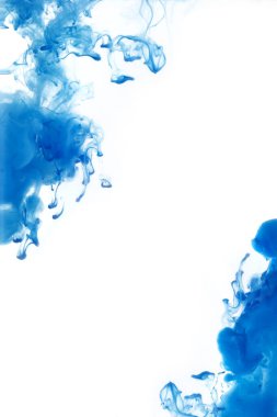 Mavi mürekkep izole edilmiş beyaz arka plana düştü. Suda çözünen soyut renk