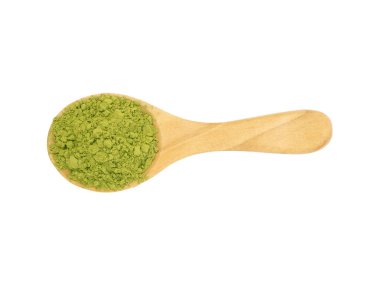 Beyaz arka planda izole edilmiş ahşap kaşıkta kibrit yeşil çay tozu