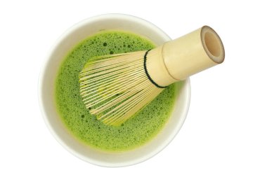 Bambu çırpma ve içecek beyaz arka planda izole edilmiş kasede