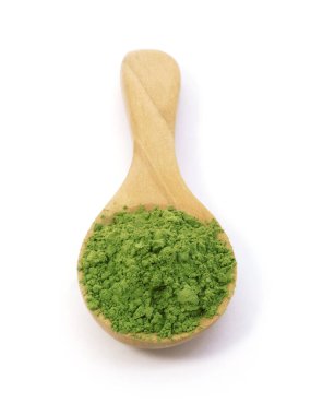 Beyaz arka planda izole edilmiş ahşap kaşıkta kibrit yeşil çay tozu