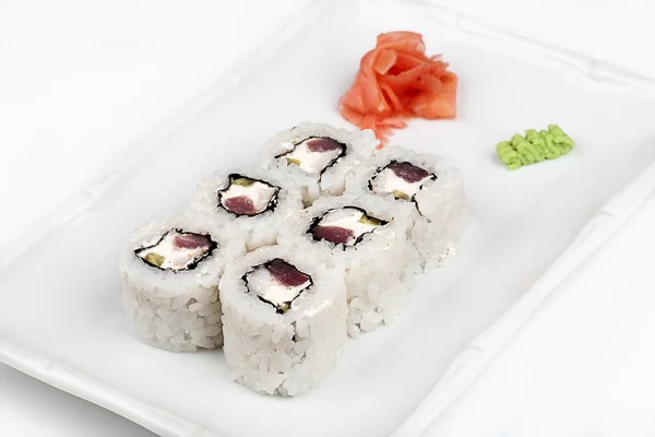 Rollo de sushi con atún y salmón . — Foto de Stock