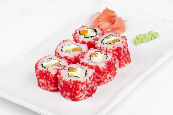 Sushi-Rolle mit Lachs, Krabben, Garnelen und Kaviar. — Stockfoto