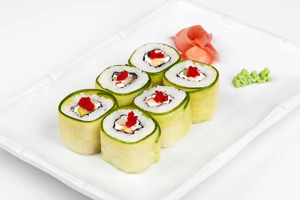 Sushi roll with avocado, cucumber and caviar. — Stock Photo, Image