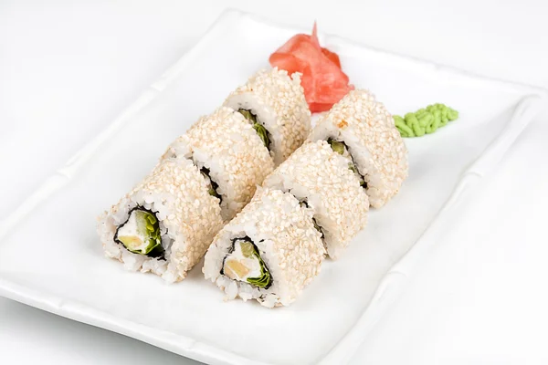 Háromszögletű sushi tekercs a hal-, uborka- és zöld saláta. — Stock Fotó
