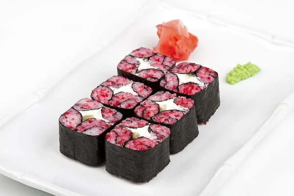 El rollo de sushi de mosaico con atún y tobico . Imagen De Stock