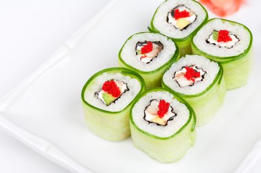 Suşi rulo avokado, salatalık ve havyar ile. 
