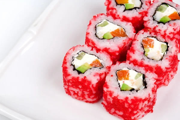 Rollo de sushi con salmón, cangrejo, gambas y caviar . — Foto de Stock