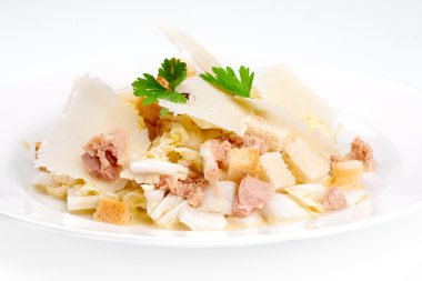 Sezar salatası ton balığı ve parmesan peyniri ile
