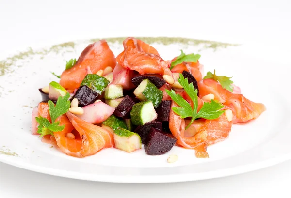 Ensalada con salmón, remolacha, patata, pepino y frutos secos de cedrina —  Fotos de Stock