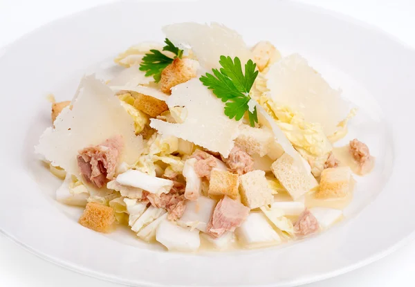 Insalata Cesare con tonno e parmigiano — Foto Stock