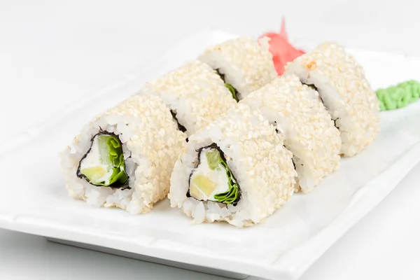 Three-cornered suşi roll balık, salatalık ve yeşil salata ile. — Stok fotoğraf