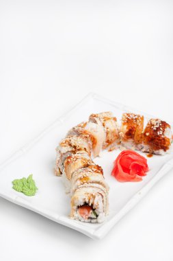 Suşi roll yılan balığı ile