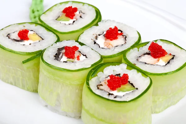 Sushi-Rolle mit Avocado, Gurke und Kaviar. — Stockfoto