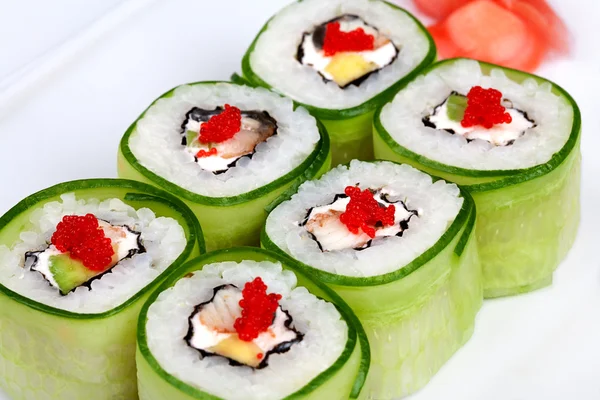 Sushi-Rolle mit Avocado, Gurke und Kaviar. — Stockfoto