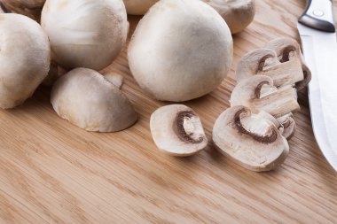 Masanın üzerine taze champignon mantar