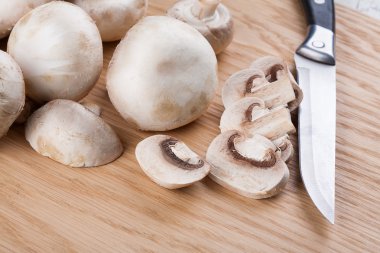 Masanın üzerine taze champignon mantar
