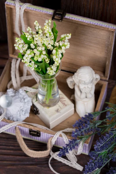 Bloemen en engel decor samenstelling — Stockfoto