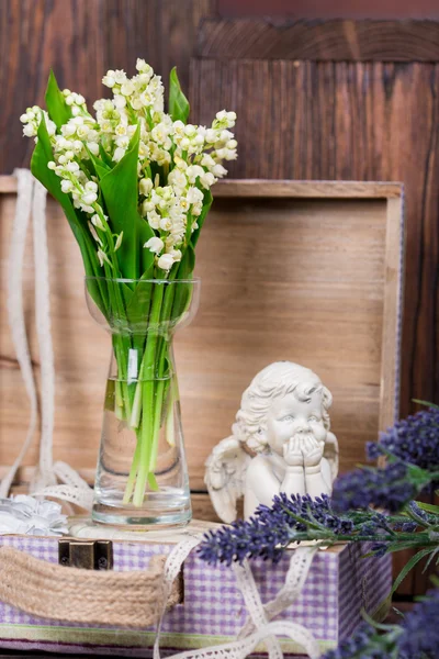 Bloemen en engel decor samenstelling — Stockfoto