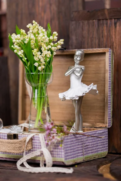 Lily over de vallei en ballerina figuur decor samenstelling — Stockfoto