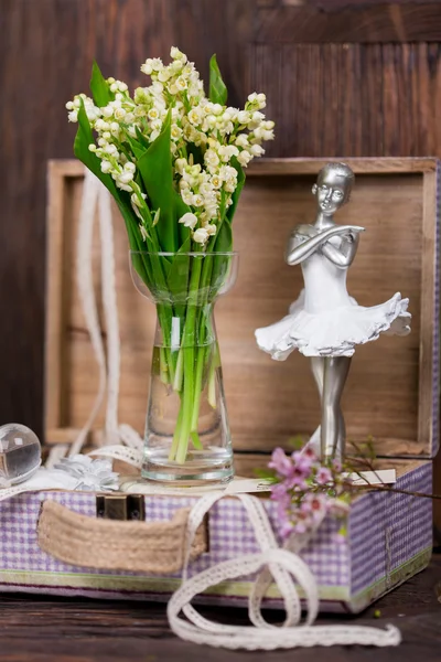 Lily over de vallei en ballerina figuur decor samenstelling Stockafbeelding