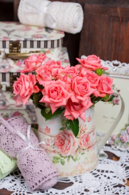 Bir buket pembe gül.