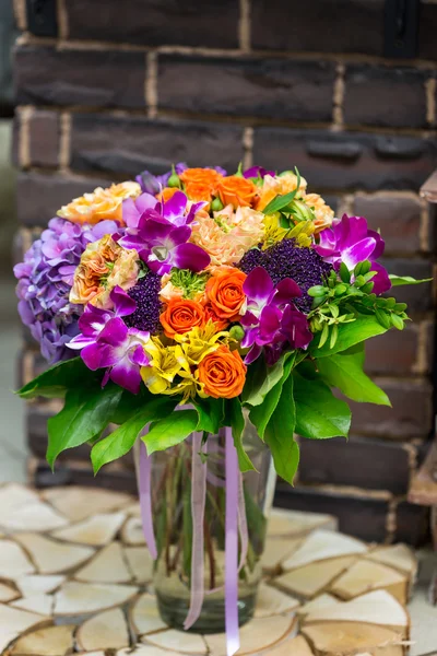 Mazzo di fiori con orchidee e hidrangea Immagine Stock