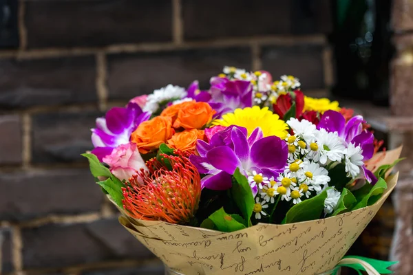 Bukiet kwiatów z Leucospermum, róże i storczyki. — Zdjęcie stockowe