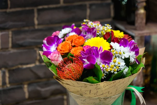 Leucospermum, rózsák és az orchideák a virág csokor. — Stock Fotó