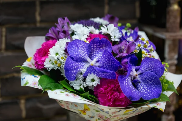 Ramo de flores con clavel y orquídeas azules —  Fotos de Stock