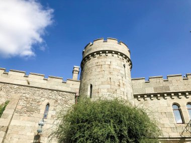 Kırım - Ağustos 2020: Vorontsov Sarayı 'nın duvarındaki kule. Yaz günü