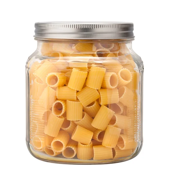 Ригатони макароны в стеклянном банке — стоковое фото
