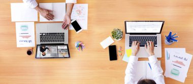 Üst düzey iş adamı ve iş kadını analizi. İnternetteki video konferansı ile finansal tablosu. İş adamları çeşitli meslektaşlarıyla dizüstü bilgisayar toplantısı yapıyor. Covid-19 evden çalışıyor..